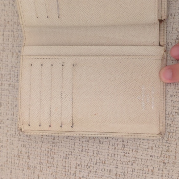 Louis Vuitton Epi Kisslock Wallet - Picture 11 of 17